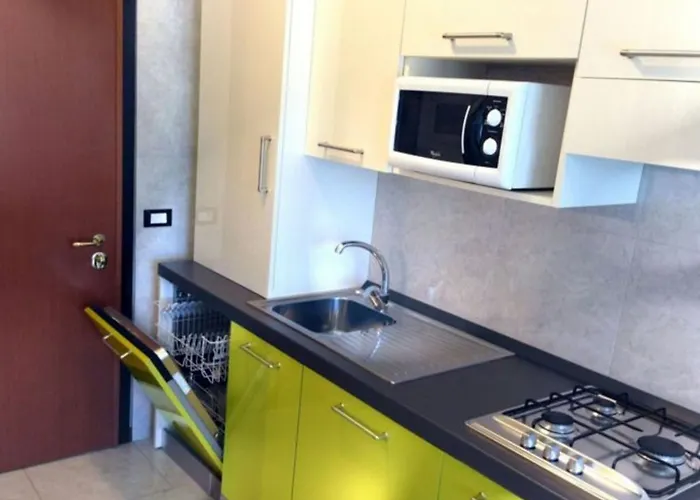 Apartamento Sunlit Terrace Steps From The Sea *